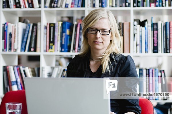 Frau mit Laptop