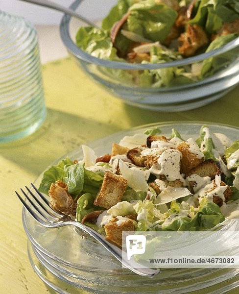 Caesar Salad mit Knoblauchdressing und Croutons