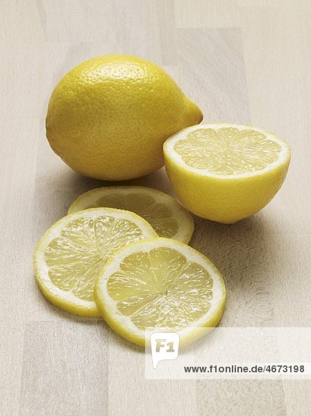 Ganze Zitrone  Zitronenhälfte und Zitronenscheiben