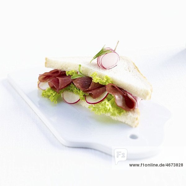 Sandwich mit Schinken  Lollo Bionda und Radieschen