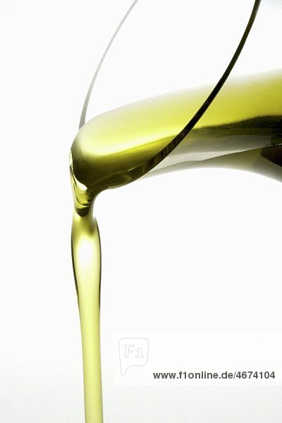 Olivenöl aus Karaffe giessen