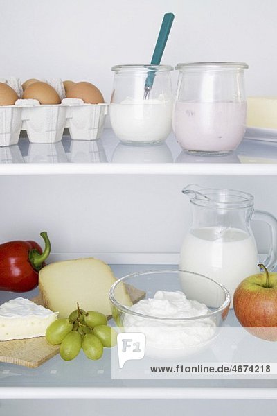Kühlschrank mit Milchprodukten  Eiern  Obst und Gemüse