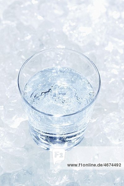 Wasserglas auf Eis
