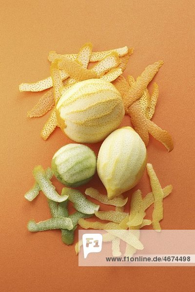 Geschälte Orange  Limette und Zitrone mit Schalen