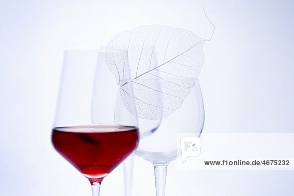 Rotweinglas und leere Weingläser