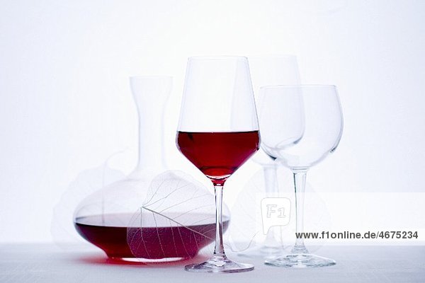 Rotweinglas  Karaffe und leere Weingläser