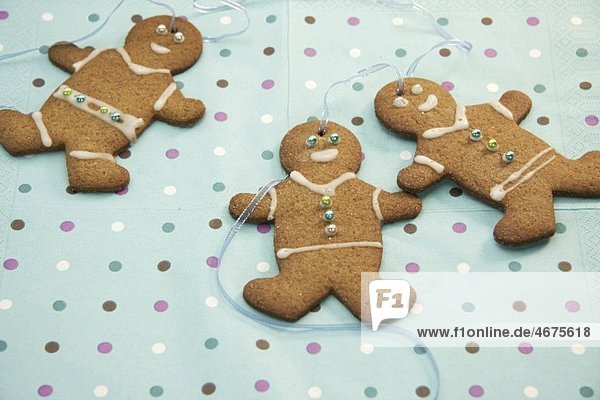 Gingerbread men on spotted background