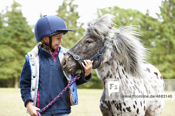 Junges Mädchen mit ihrem Pony