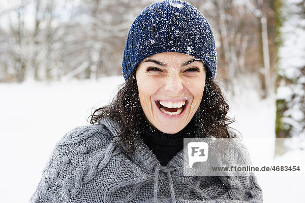 Frau im Schnee lacht