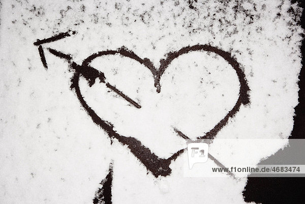 Herz in Schnee gemalt