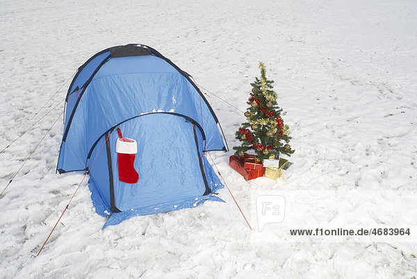 Weihnachtsbaum und Zelt im Schnee