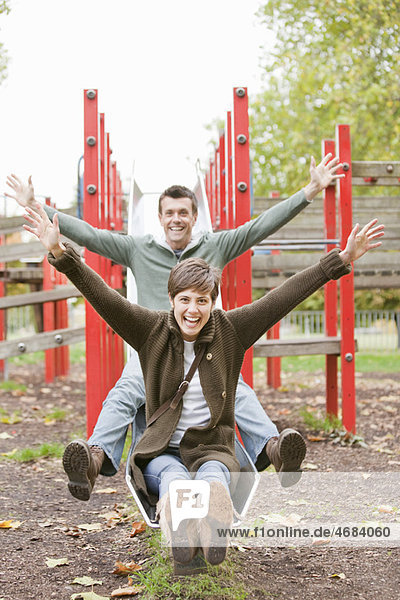 Mann und Frau beim Spielen im Park Mann und Frau beim Spielen im Park
