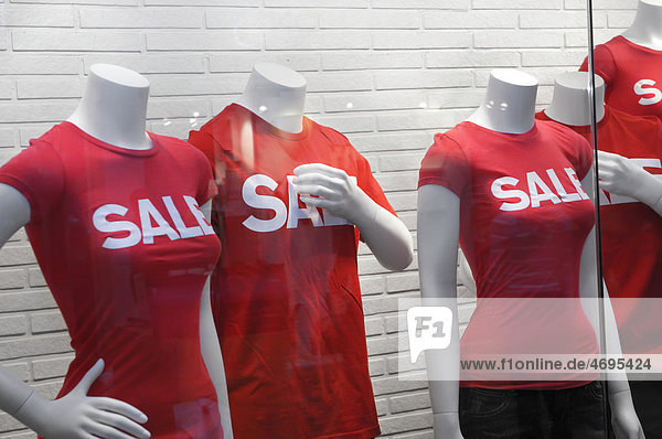 Schaufensterpuppen mit Sale oder Schlussverkauf auf ihren roten T-Shirts herabgesetzte Preise nach Weihnachten in einem Einkaufszentrum in Toronto Kanada