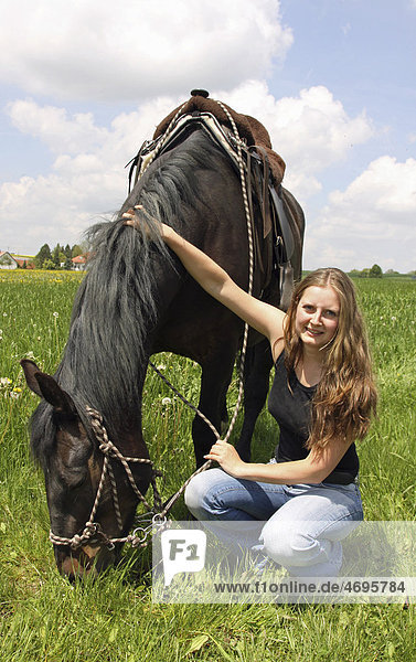 Junge Frau mit ihrem Pferd  Bayern  Deutschland  Europa