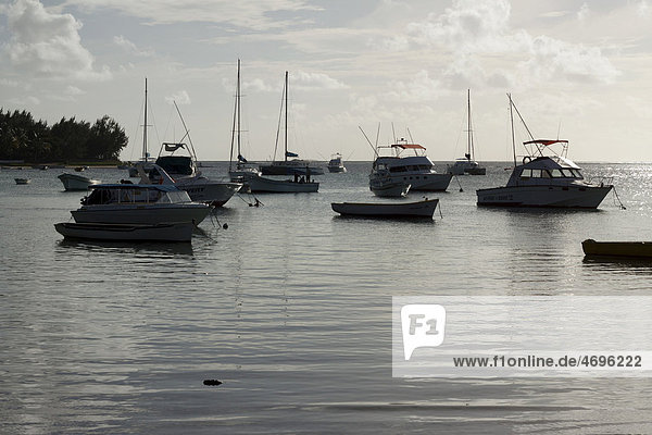 Schwimmende Jollen bei Sonnenuntergang  Bain Aux Boeuf  Mauritius  Afrika