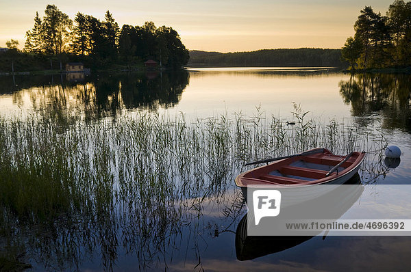 Sonnenuntergang an einem See bei Bengtsfors  Schweden  Europa