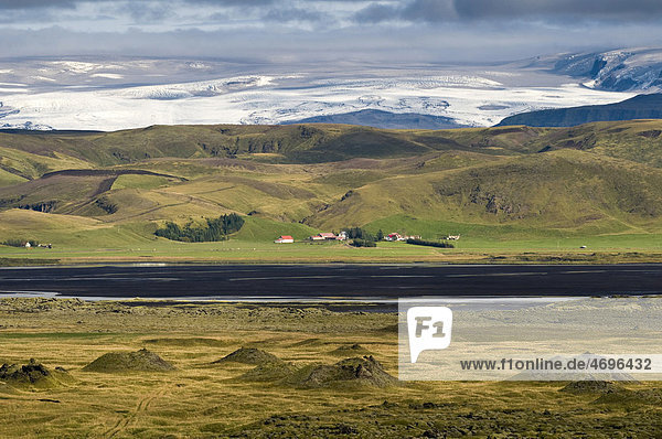 Landschaft im Südwesten von Island  hinten der Vatnajökull  Island  Skandinavien  Europa