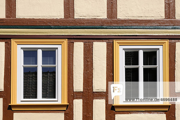 Fachwerkhaus mit Fenstern in gelb und weiß
