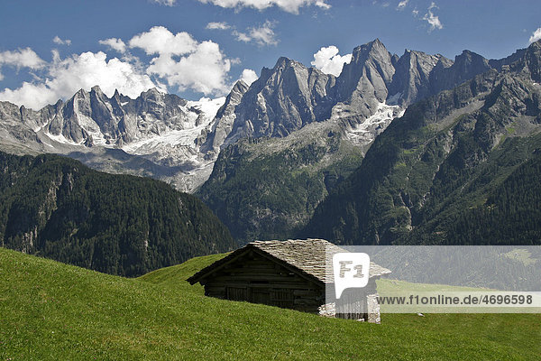 Heustadel  Alpwiesen  Piz Badile  Sciora  Pic Cengalo  Bondasca Berge  Bergell  Graubünden  Schweiz  Europa