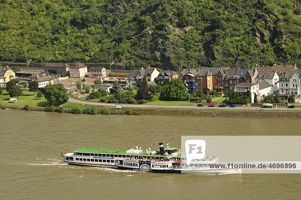 Ausflugsdampfer auf dem Rhein bei St. Goarshausen  Rheinland-Pfalz  Deutschland  Europa