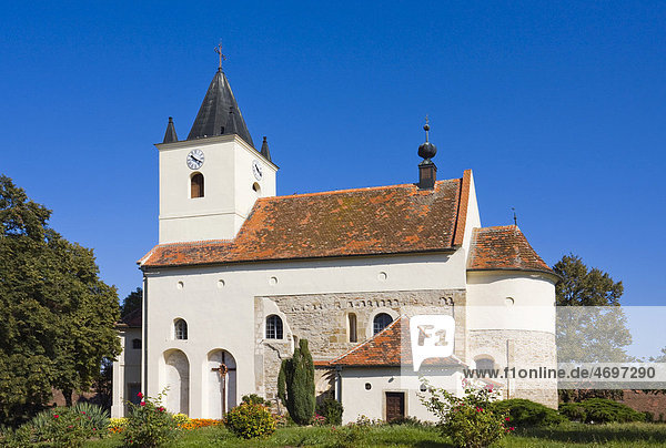 Kirche St. Peter und Paul  denkmalgeschützt  Mikulovice  Bezirk von Znojmo  zu deutsch Znaim  Südmähren  Tschechische Republik  Europa