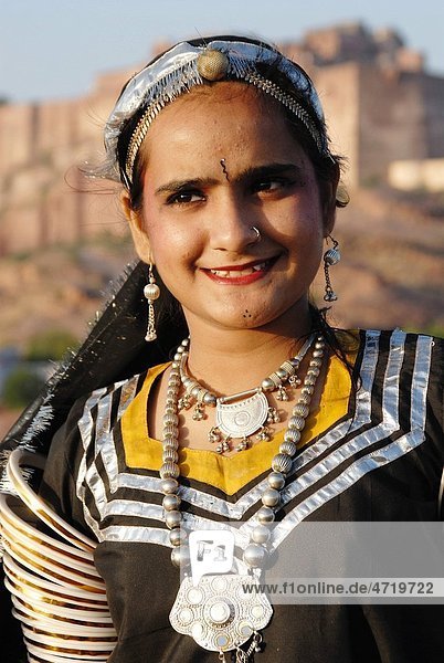Woman in Rajasthani folk dance costume   Jodhpur   Rajasthan  India MR682H