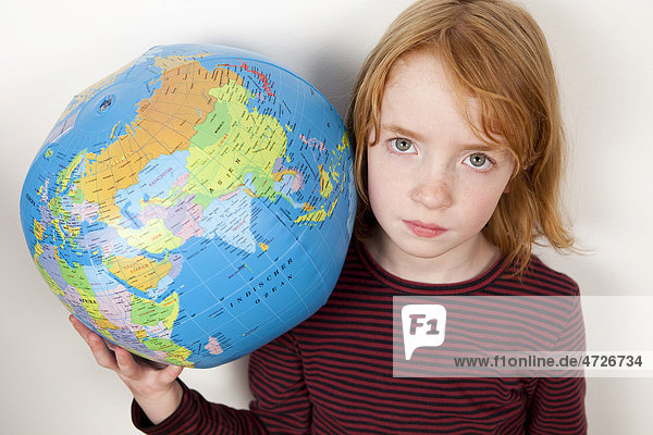 Portrait eines Mädchens mit Weltkugel  Erdball  Globus