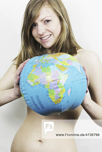 Junge Frau  nackt mit aufblasbarem Erdball  Globus  Weltkugel
