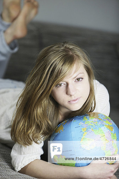 Junge Frau mit Weltkugel  Erdball  Globus