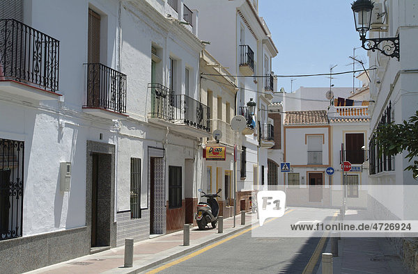 Straße  Geschäfte in Nerja  Provinz Malaga  Andalusien  Costa del Sol  Spanien  Europa