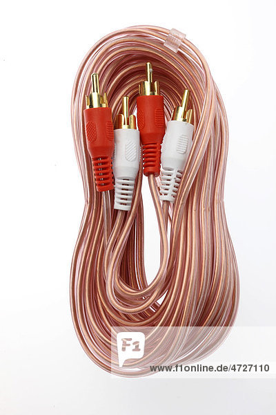 RCA cable and plug connection to transmit audio and video signals