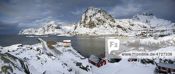 Westlicher Teil der Ortschaft Reine  erbaut im Stil der traditionellen Holzhäuser  Moskenes¯ya  Lofoten  Nordland  Norwegen  Europa Holzhäuser