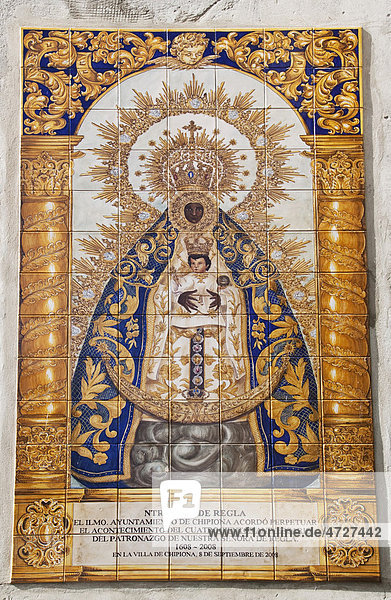 Wandtafel mit der Schutzheiligen Maria Virgen de Regla an der Sandsteinkirche im Zentrum der andalusischen Stadt Chipiona  Spanien  Europa