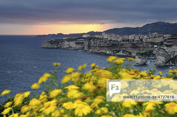 Sonnenuntergang mit Blick auf Bonifacio im Süden von Korsika  Frankreich  Europa