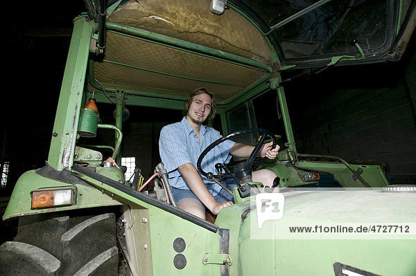 Bauer im Traktor