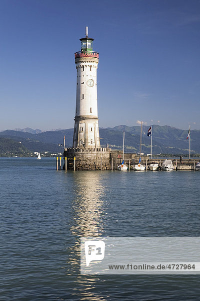 Leuchtturm an der Hafeneinfahrt von Lindau,  Bodensee,  Bayern,  Deutschland,  Europa