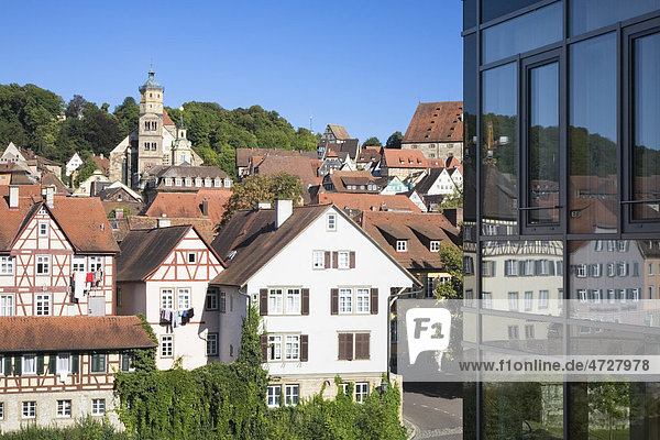 Die Altstadt spiegelt sich in der Glasfassade eines modernen Gebäudes  Schwäbisch Hall  Hohenlohe  Baden-Württemberg  Deutschland  Europa