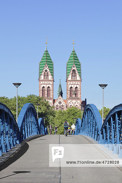 Blaue Brücke und Herz Jesu Kirche  Freiburg im Breisgau  Baden-Württemberg  Deutschland  Europa