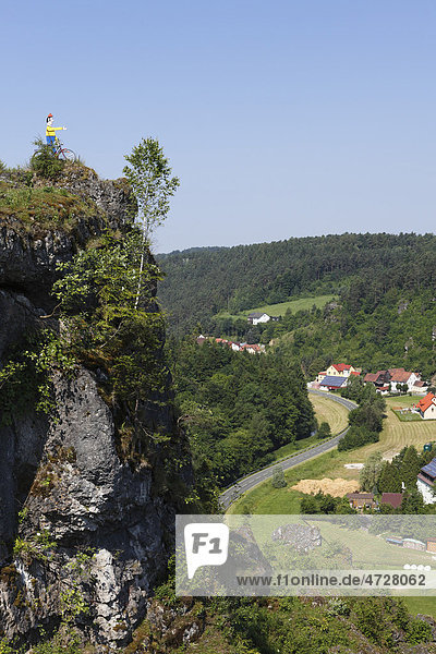 Felsen mit Radfahrer-Figur über Oberailsfeld  Ailsbachtal  Fränkische Schweiz  Fränkische Alb  Oberfranken  Franken  Bayern  Deutschland  Europa