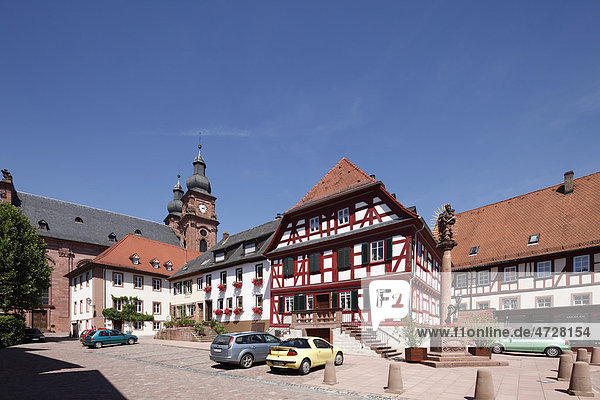 Marktplatz und Pfarrkirche St. Gangolf  Amorbach  Mainfranken  Unterfranken  Franken  Bayern  Deutschland  Europa