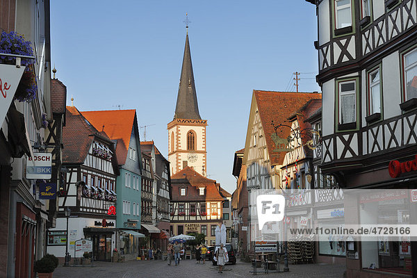 Hauptstraße mit Kirche St. Michael  Lohr am Main  Mainfranken  Unterfranken  Franken  Bayern  Deutschland  Europa