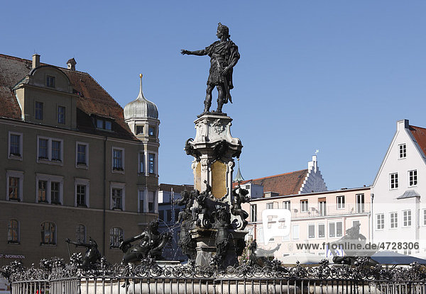 Augustusbrunnen auf dem Rathausplatz  Augsburg  Schwaben  Bayern  Deutschland  Europa