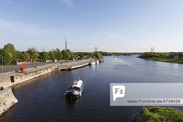 Boat on the Shannon River  Shannonbridge  County Offaly  Leinster  Republic of Ireland  Europe