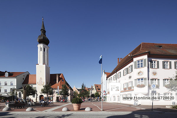 Frauenkircherl und Rathaus am Schrannenplatz  Erding  Oberbayern  Bayern  Deutschland  Europa