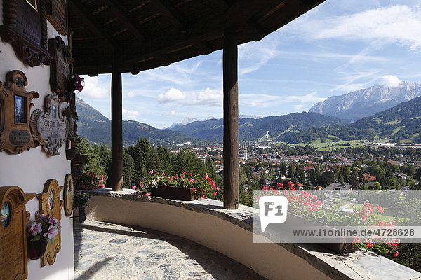 Blick von Kriegergedächtniskapelle über Garmisch-Partenkirchen  Werdenfelser Land  Oberbayern  Bayern  Deutschland  Europa