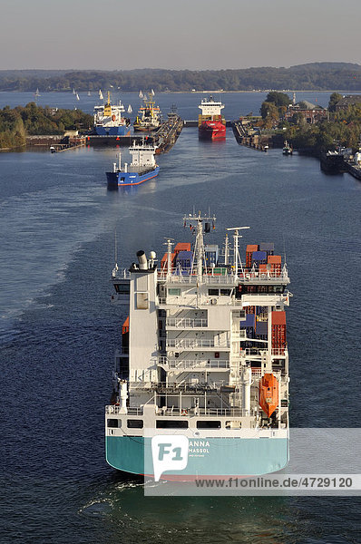 Schiffsverkehr an der Schleuse Holtenau  Nord-Ostsee-Kanal  Kiel  Schleswig-Holstein  Deutschland  Europa