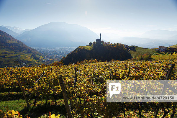 Kirche St. Georgen mit Blick ins Tal auf Bozen im Herbst  Jenesien  San Genesio  Bozen  Südtirol  Italien  Europa