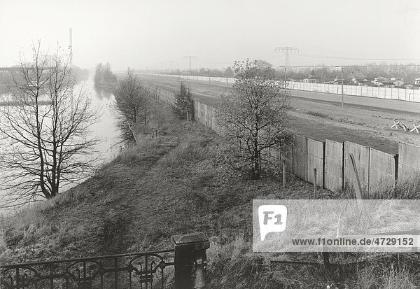 Blick über die Berliner Mauer 1985  Panorama mit Todesstreifen  Kanal und Feldern im Herbstnebel  Berlin  Deutschland  Europa