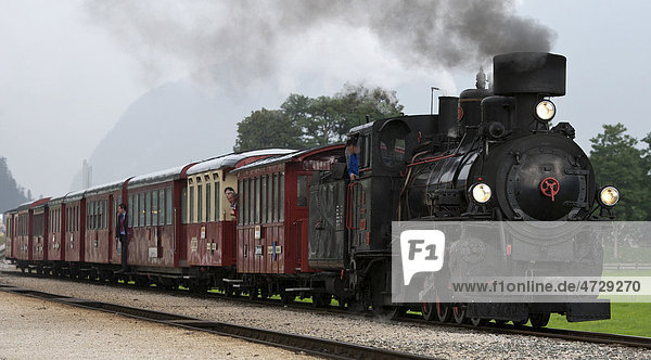 Eine alte Dampflokomotive der Zillertaler Verkehrsbetriebe fährt als Touristenattraktion ins Zillertal  bei Fügen  Tirol  Österreich  Europa