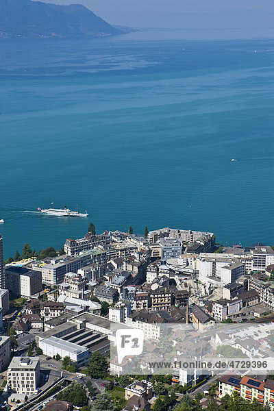 Blick auf Montreux hinten der Genfer See  Montreux  Kanton Waadt  Schweiz  Europa Kanton Waadt